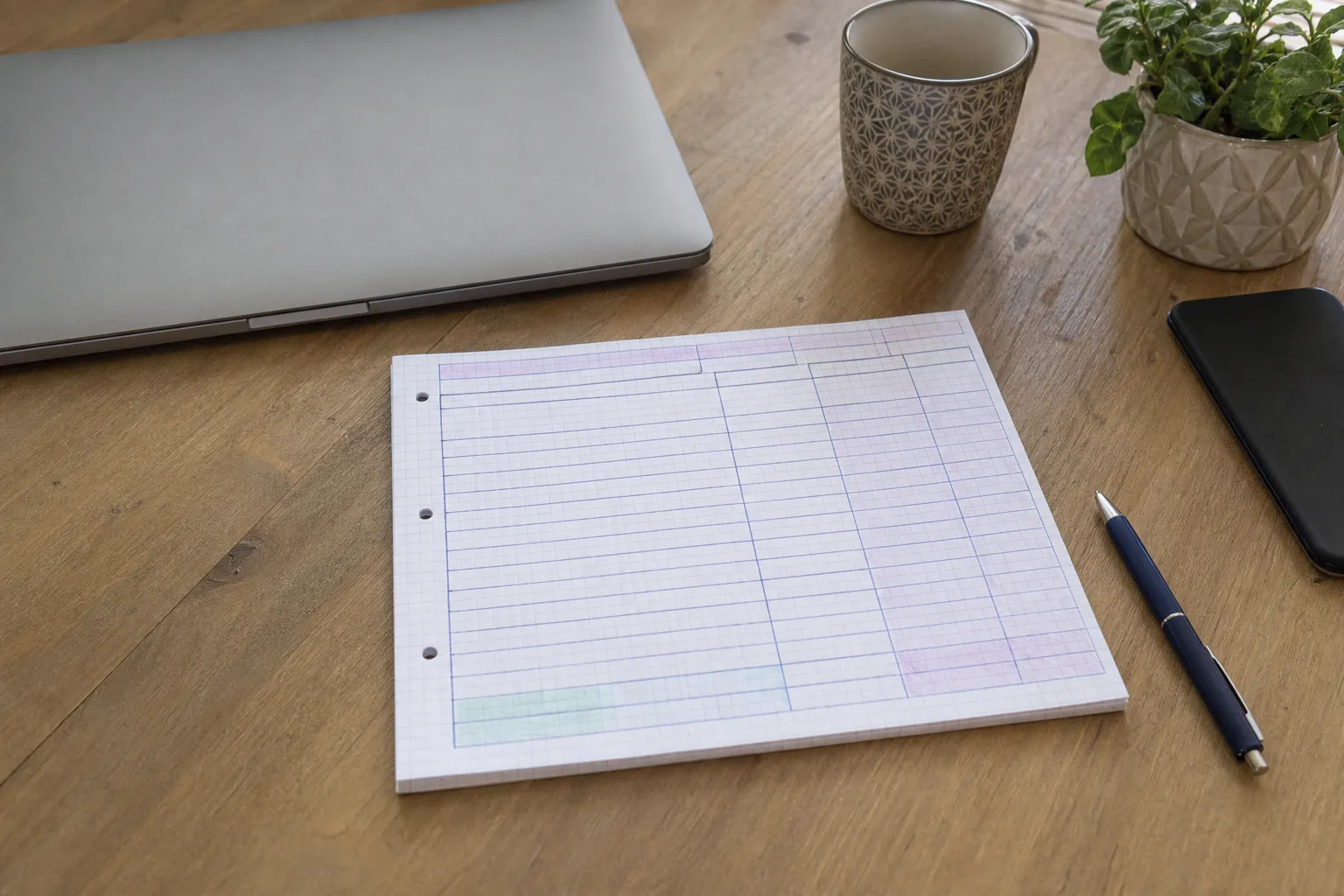 Tableau de calcul de budget mensuel sur un bureau